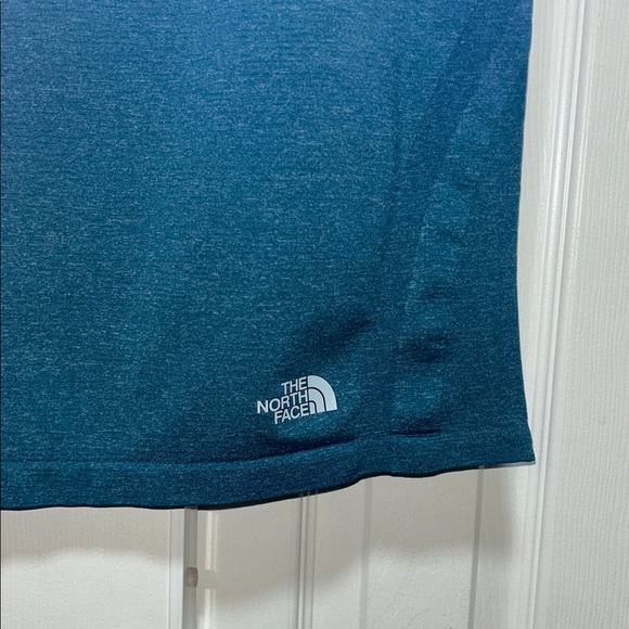 The North Face Performance Short Sleeve Blue Ombre Tee - Size X-Large - Picture 6 of 9